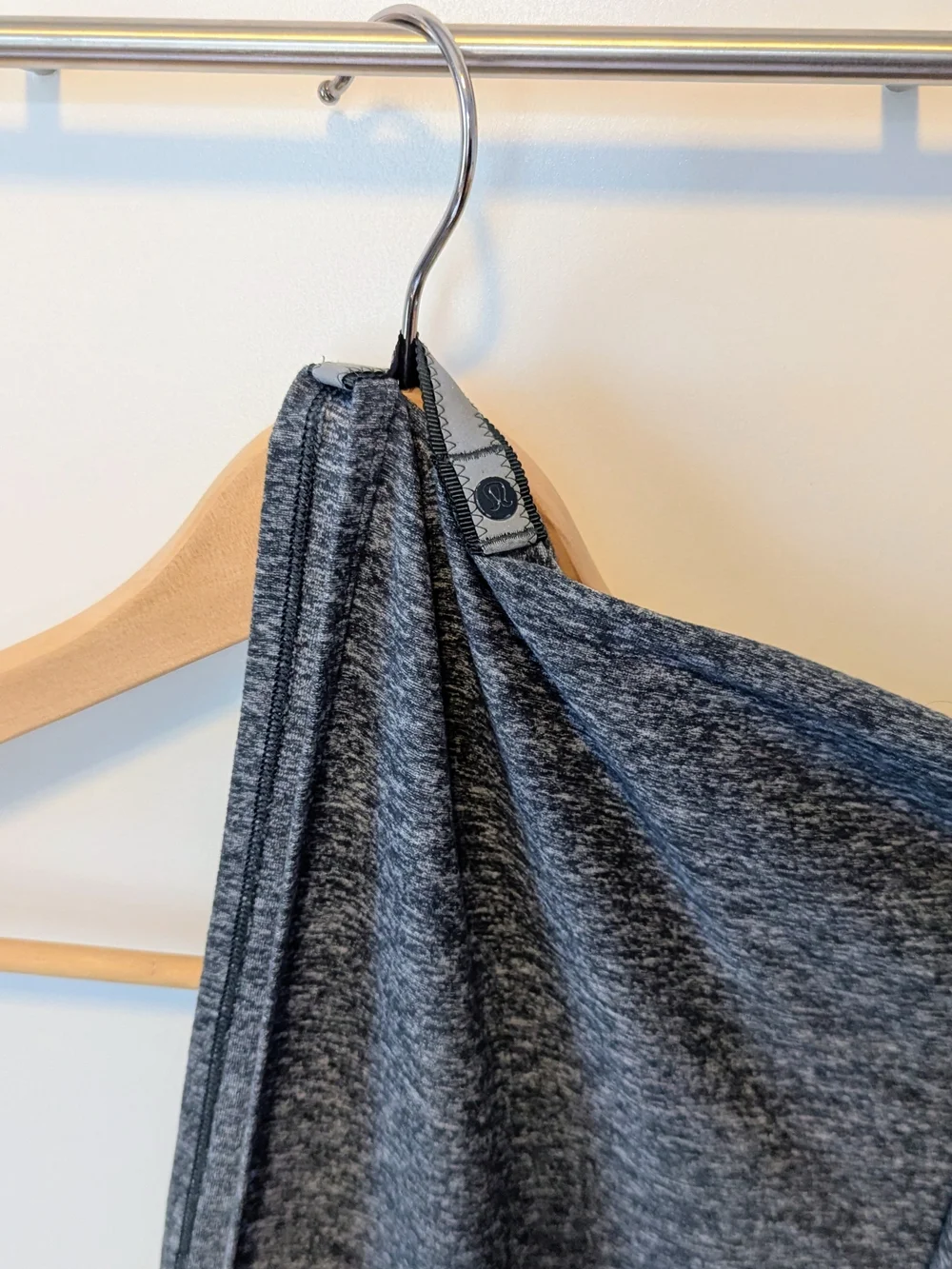 Lululemon Vinyasa Snap Infinity Scarf | Heathered Dark Gray | OS | EUC